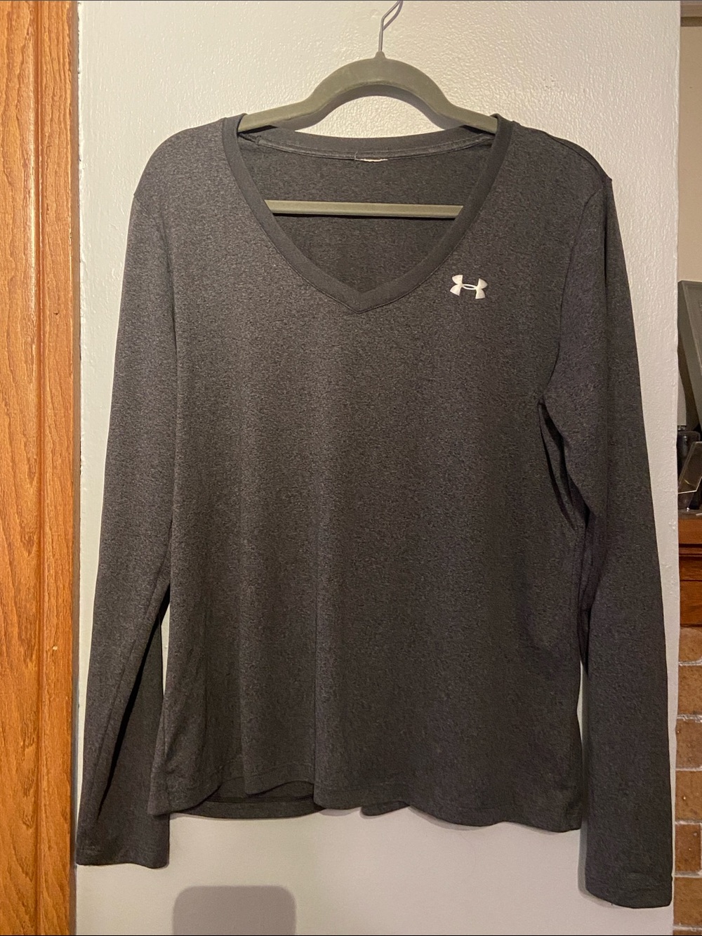 Under Armour Women’s Long Sleeve V-Neck performance Shirt - Dark Gray size L EUC
